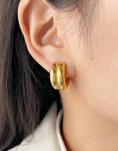 Load image into Gallery viewer, Chunky Double Hoop Gold Earring
