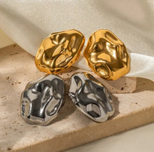 Load image into Gallery viewer, Chunky Hammered Earrings  Gold/Silver

