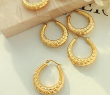 Load image into Gallery viewer, Chunky Gold Crescent Hoop Earring
