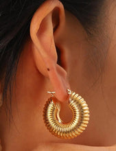 Load image into Gallery viewer, Chunky Spiral Earring  Gold/ Silver
