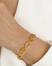 Load image into Gallery viewer, Overlapped Intertwined Gold Circle Bracelet
