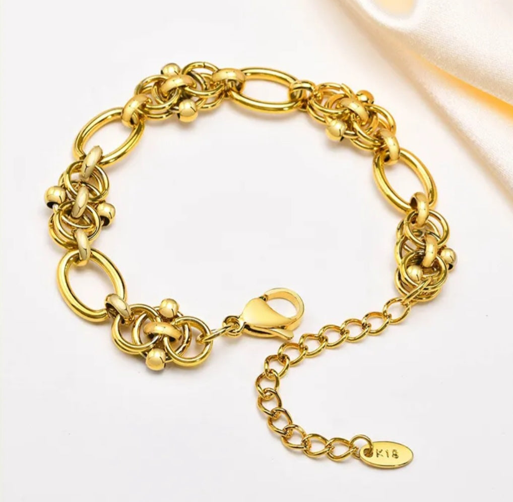 Overlapped Intertwined Gold Circle Bracelet