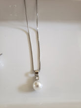 Load image into Gallery viewer, Pearl Pendant Necklace
