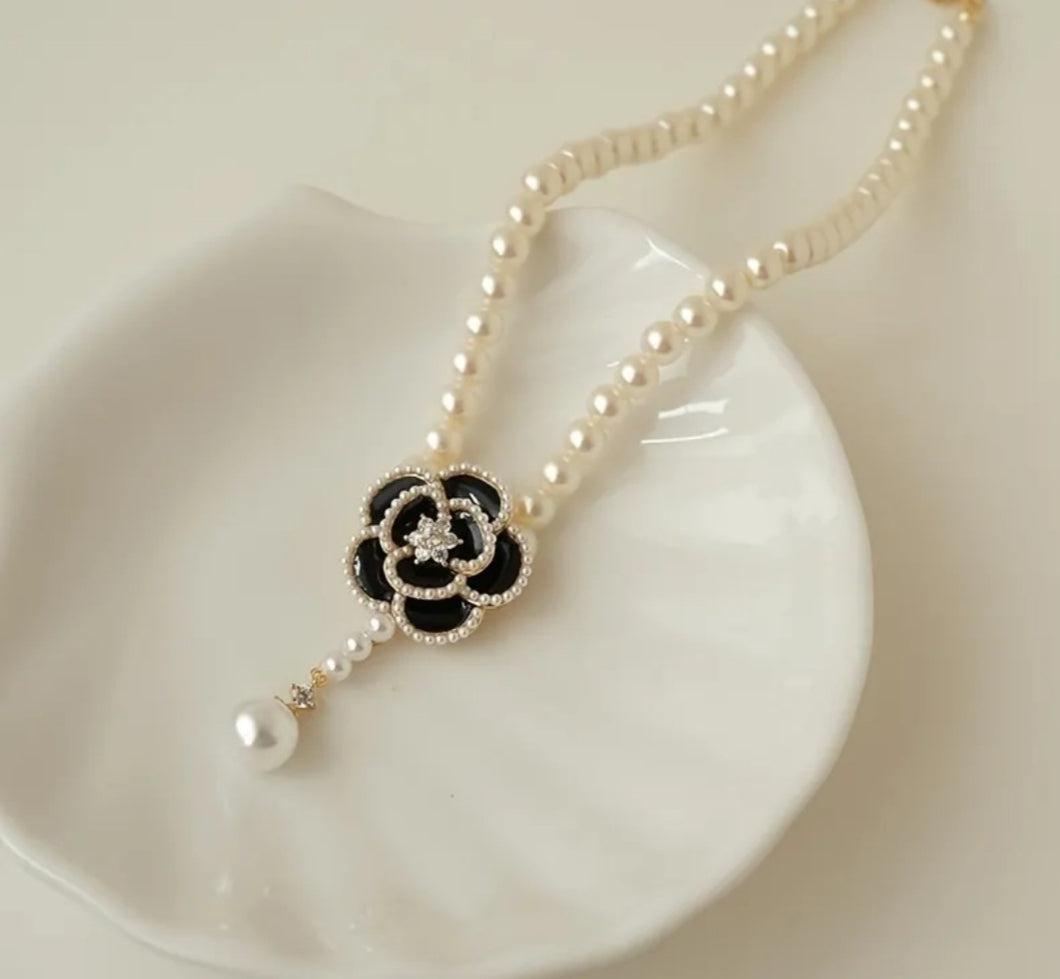 Camellia Flower Faux Pearl Necklace (Black Flower)